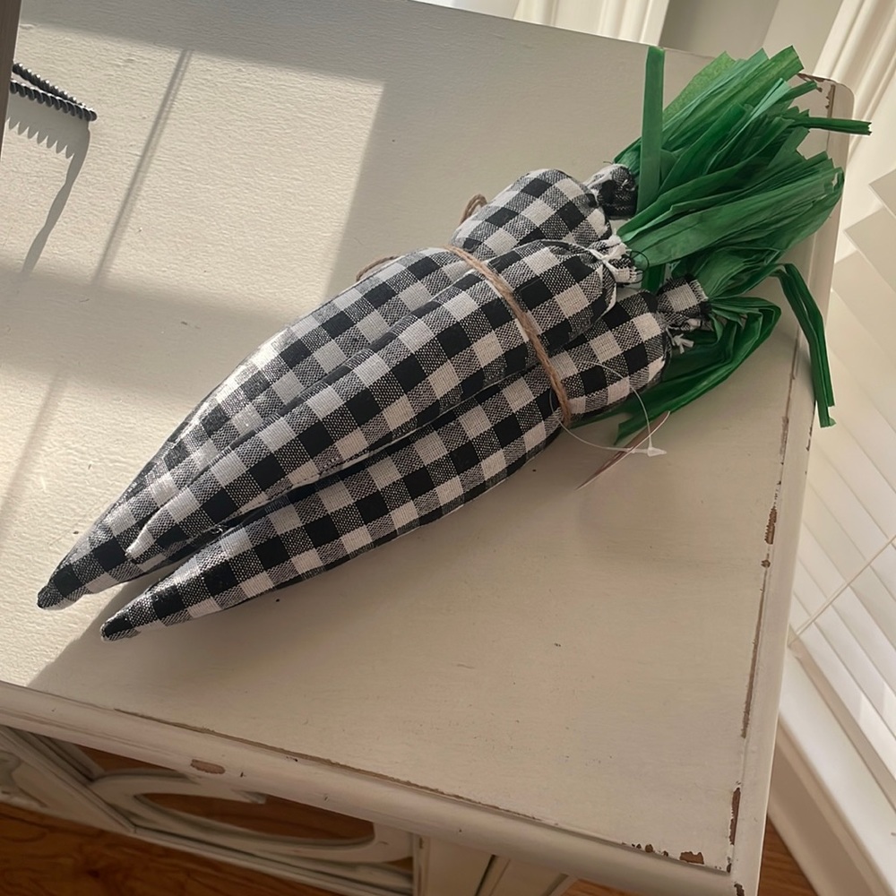 Home & Garden Black & White Buffalo Plaid Carrot Bundle with Rafia Stems 15"